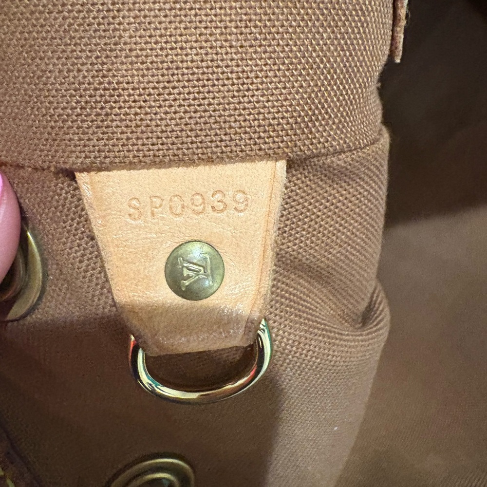 Louis Vuitton Montsouris MM - Picture 5 of 8